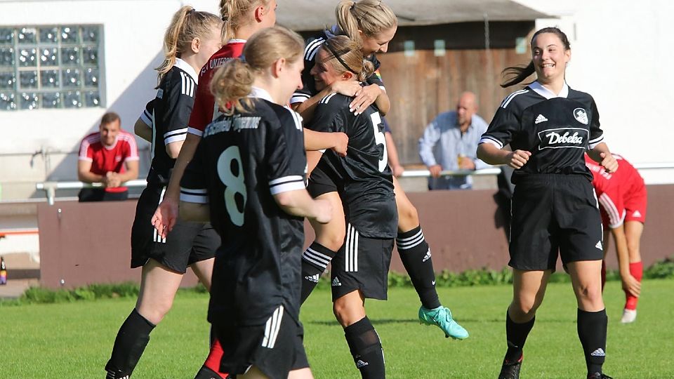 Spielerinnen der SG Eichenfeld/Eittingermoos bejubeln ein Tor.
