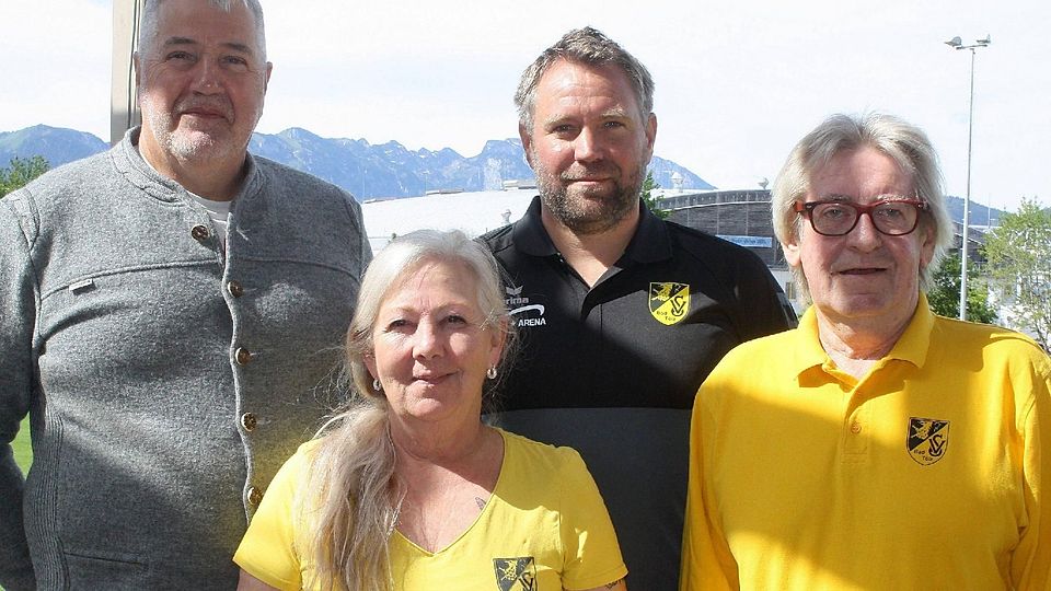 Neuer Coach: Peter Holzner (Mitte) ist ab sofort Trainer beim SV Bad Tölz. Auf dem Sportgelände begrüßt wurde der B-Lizenz-Inhaber durch (v.li.) Hans Adlwarth (2. Vorsitzender), Andrea Zauner (Vorsitzende) und Franz Erhart (3. Vorsitzender).