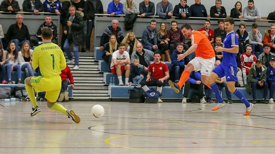 Kein Vorbeikommen: Biebrichs Torwart Marc Schöne (links) pariert den Schuss von Naurods Markus Küster (orangenes Trikot) im Finale des Peter-Reitz-Turniers. Am Ende siegt Biebrich 02 mit 1:0. 	Foto: rscp/Jörg Halisch