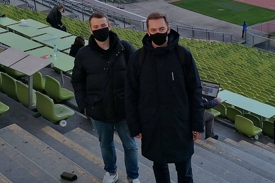 Antonio und Nico während der Corona-Pandemie im Olympia-Stadion. Beide sind heute Redakteure im Ippen Verlag.