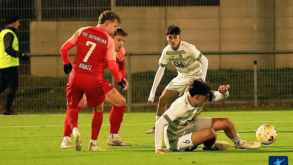 Tim Emmel (rechts unten) traf doppelt beim Biebricher Sieg gegen Dietkirchen.
