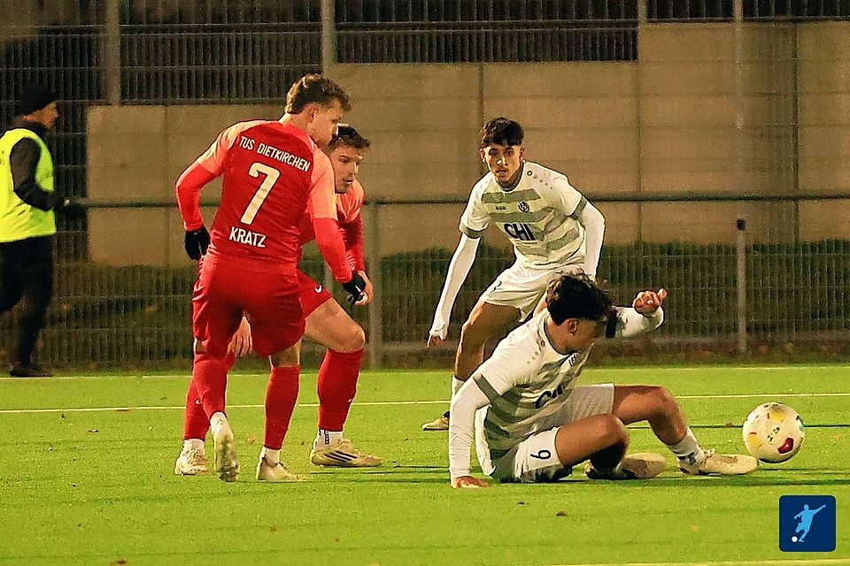 Tim Emmel (rechts unten) traf doppelt beim Biebricher Sieg gegen Dietkirchen.