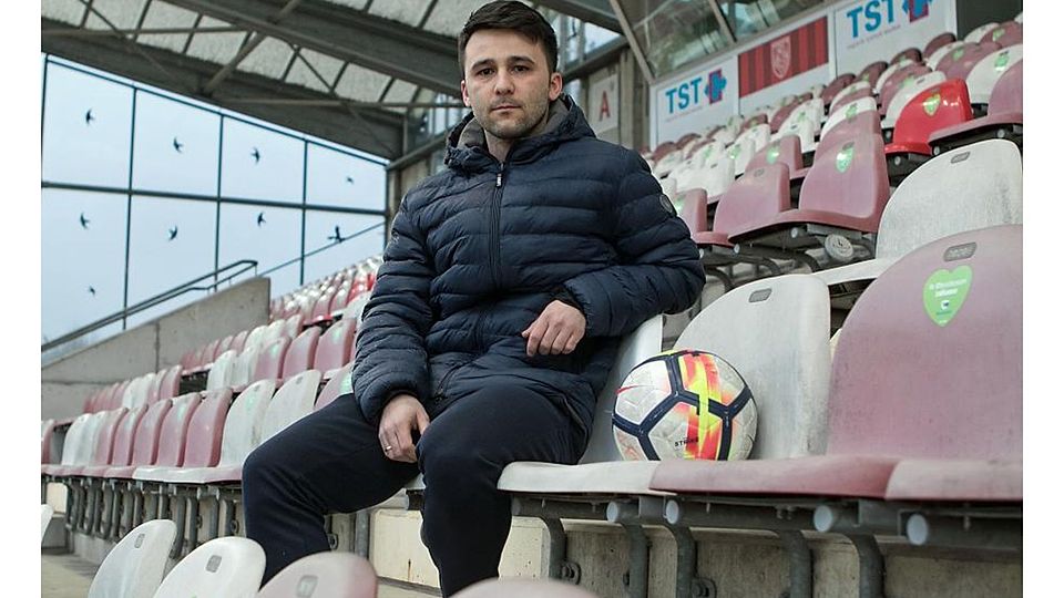Der Wormatia-Spieler Eugen Gopko sitzt auf der Tribüne der EWR-Arena. Der Deutsch-Ukrainer lebt mit seiner Familie seit vielen Jahren in der Nibelungenstadt. Der Krieg in seiner Heimat bestimmt seine Gedanken und seinen Alltag.	Foto: pakalski-press/ Christine Dirigo