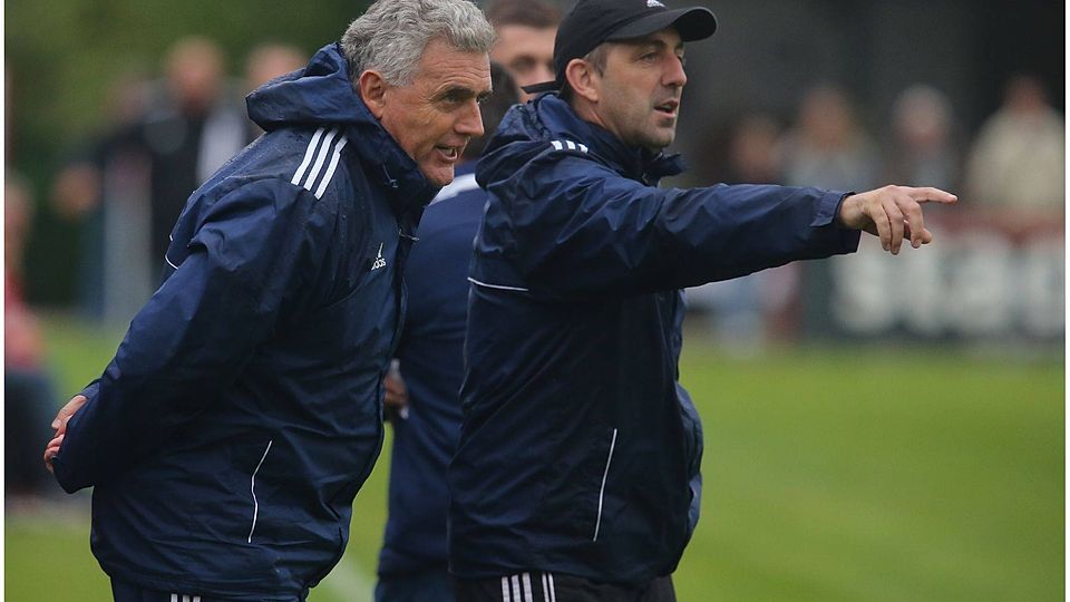 Das Team im Rückwärts- und nicht im Vorwärtsgang: Chefcoach Djuradj Vasic (li.) und Co-Trainer Ermin Melunovic sind gefordert. Foto: Rene Vigneron