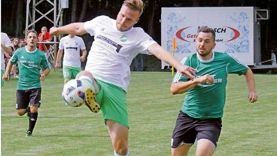 Der Habacher Jonah Hoffmann (links) sichert sich mit guter Technik den Ballbesitz vor dem heraneilenden SG-Akteur Alexander Heinrich. Foto: Spellbynder