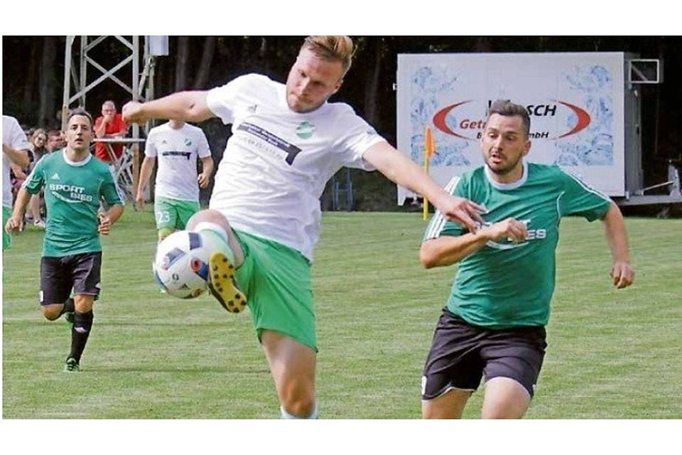 Der Habacher Jonah Hoffmann (links) sichert sich mit guter Technik den Ballbesitz vor dem heraneilenden SG-Akteur Alexander Heinrich. Foto: Spellbynder