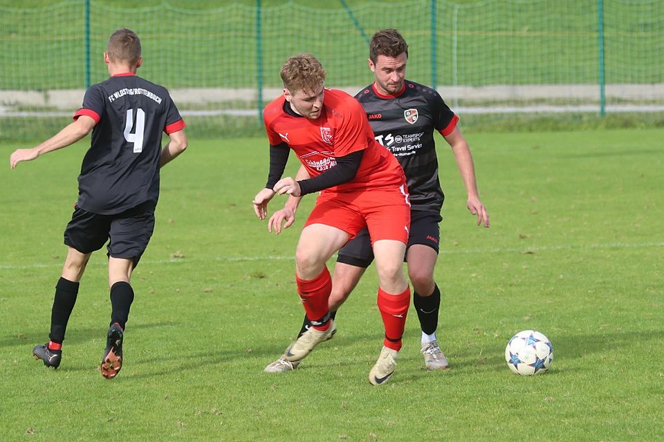 Alles andere als ein Spaziergang war das Gastspiel des Tabellenzweiten Steingaden (in Rot) bei der Reserve des FC Wildsteig/Rottenbuch.