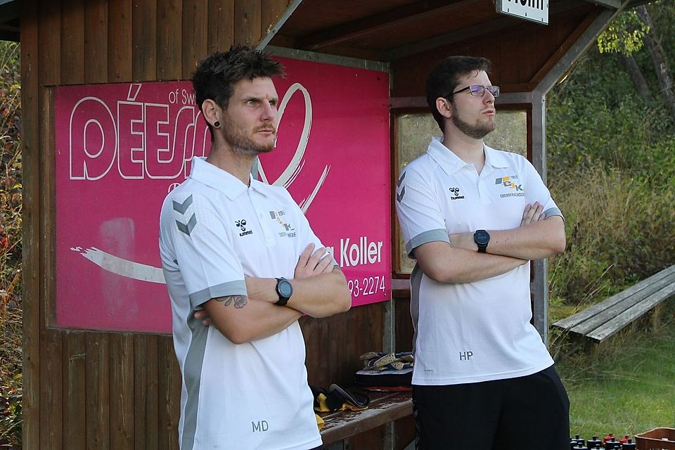 Daniel Meier (links) und Phil Hellmann unterstützen Cheftrainer Andreas Geiger, wo es nur geht.