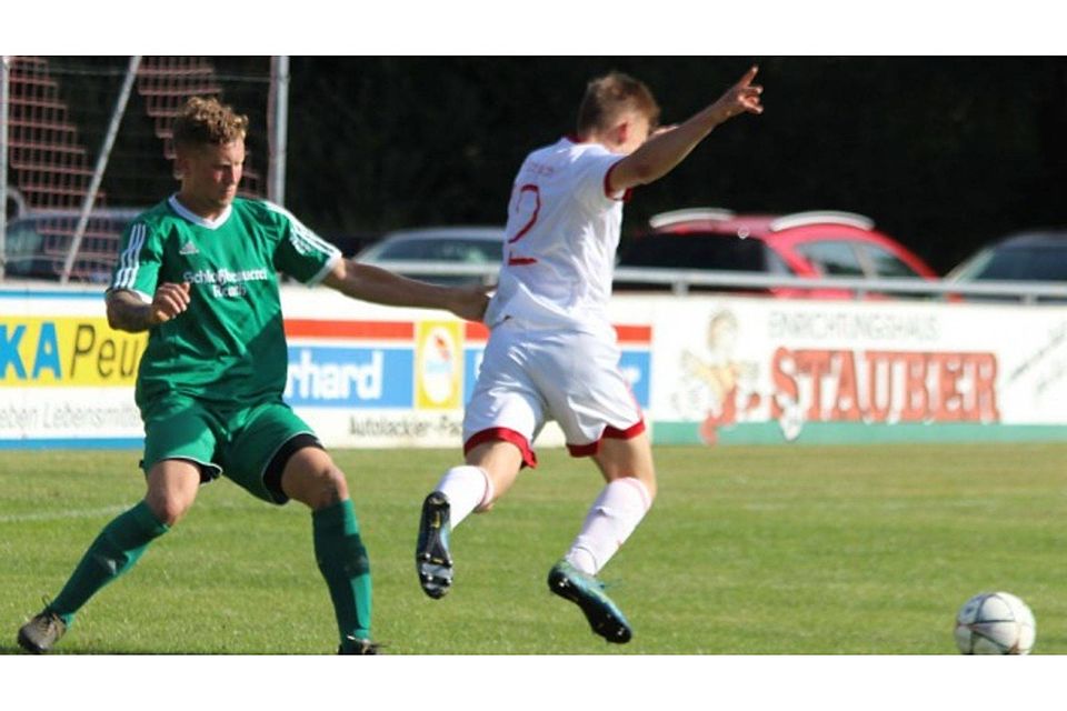 Der TSV Reuth (im Bild links: Daniel Mewes) holte sich zuhause gegen den SC Schwarzenbach ein 3:0 und somitd die drei Punkte. F: Schraml