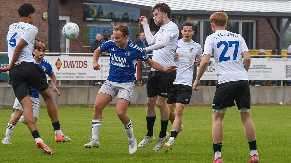 Zu spät abgespielt: Teverens Patrick Rubaszewski (blaues Trikot) verliert den Ball in den Reihen der Gästespieler.