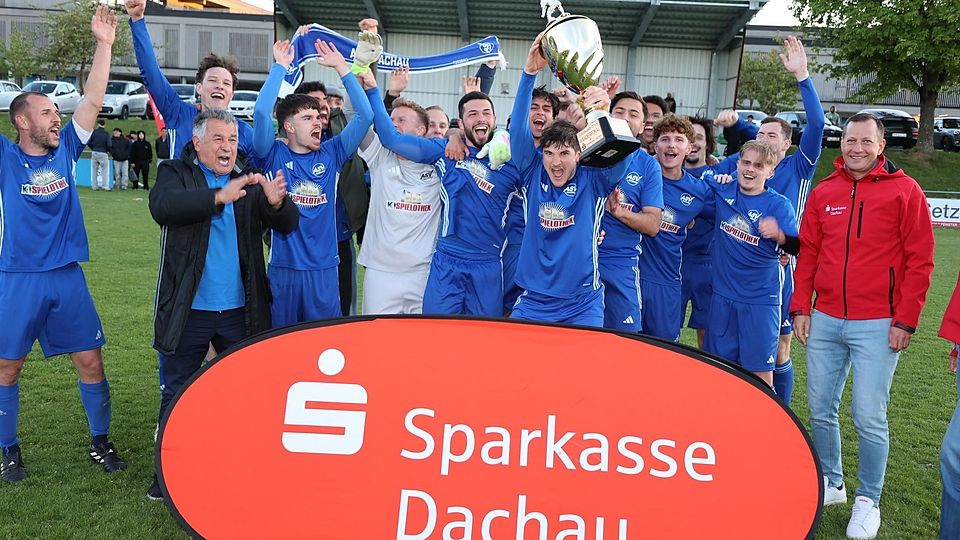 Imposante Trophäe: ASV-Kapitän Niklas Kiermeir stemmt den Pokal in die Höhe, seine Teamkollegen finden‘s prima.