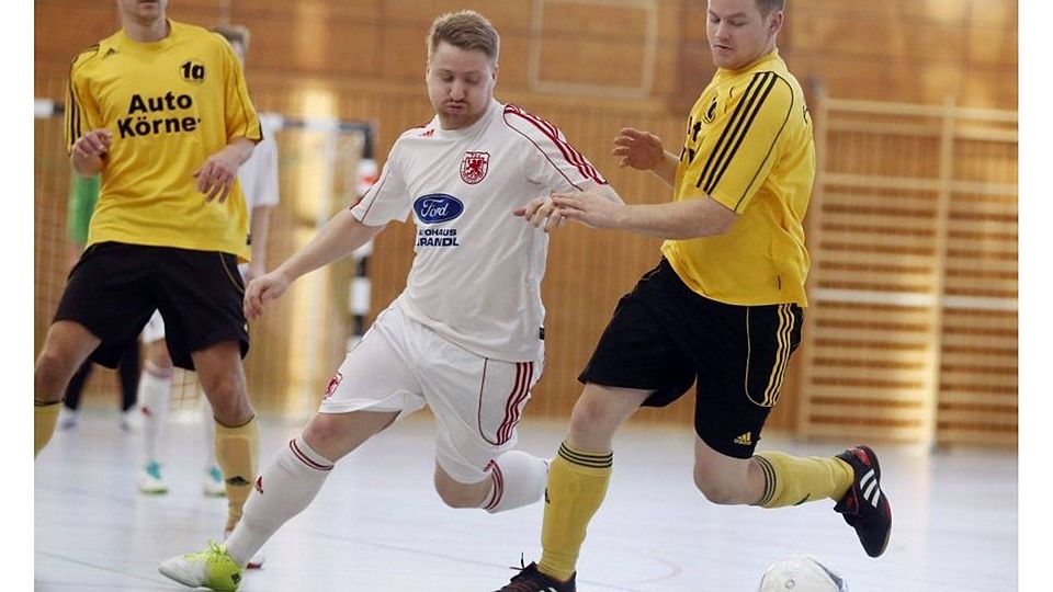 Der TSV Freystadt (weiße Trikots) - hier gegen den FC Möning - gewann die sechste Freystadter Hallenstadtmeisterschaft (F.: Stefan Hippel).