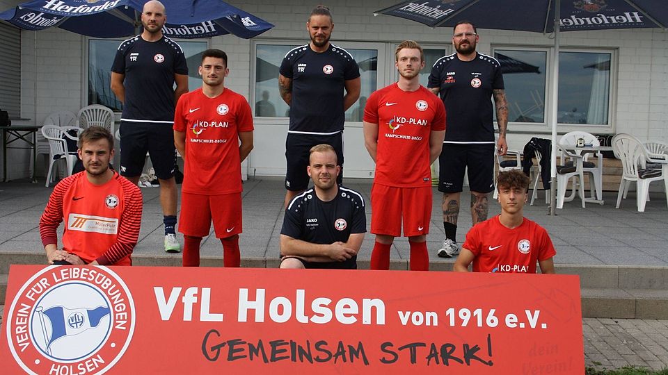 Mit frischen Kräften in die neue Saison: Beim VfL Holsen freuen sich Michael Quade (vorn kniend v. l.), Teammanager Götz Wittenberg, Joel-Antonio Vilarino sowie Co-Trainer Maximilian Wöhler (dahinter stehend v. l.), René Schäfer, Trainer Mark Mittag, Tom Jungeblodt und Betreuer Hans Kemner auf die bevorstehenden Aufgaben in der Landesliga.