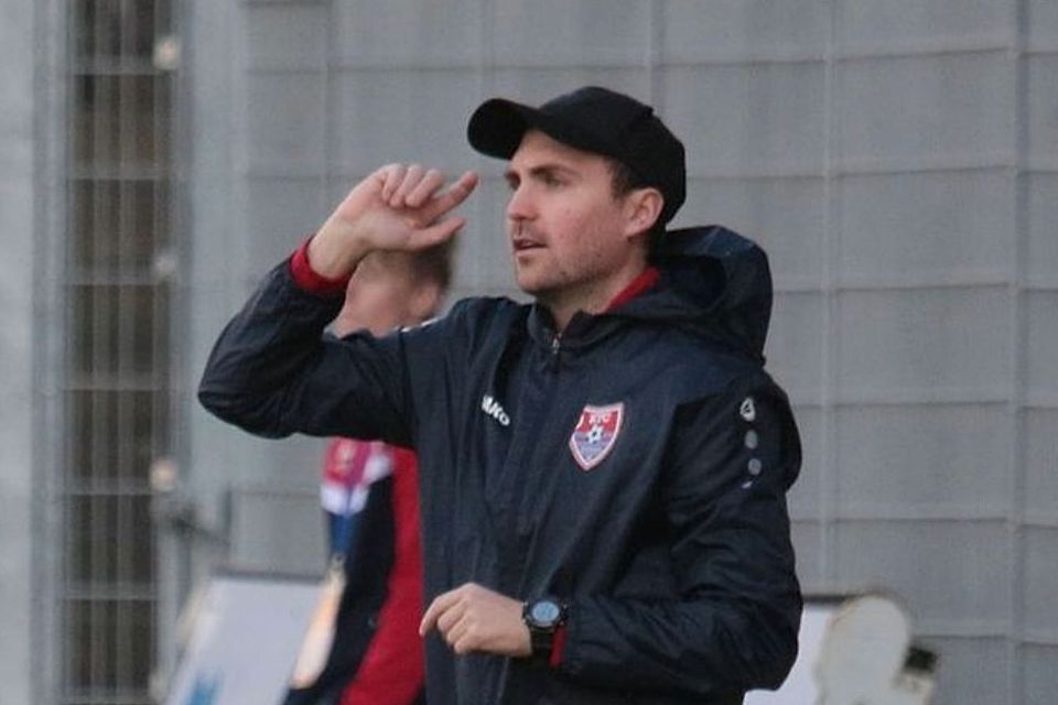 Julian Stöhr muss nach seiner Roten Karte an der Linie pausieren.