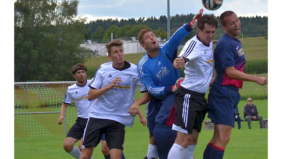 F: Gollek-Riedl In einer hektischen Schlussphase behielt der SV Donaustauf (weiße Trikots) gegen die DJK Arnschwang noch die Übersicht. Am Ende gewinnt der Aufsteiger knapp mit 2:1.