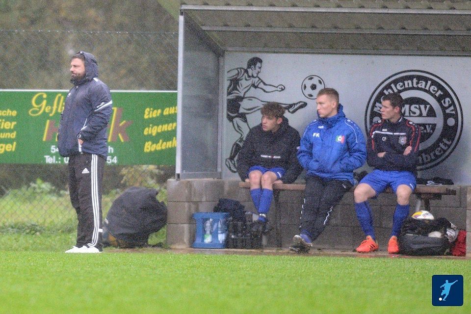 Seine Jungs ließen ihn nicht im Regen stehen: Antonio Maci (links) und die SG Bleialf gewannen das Derby in Winterspelt mit 2:0.