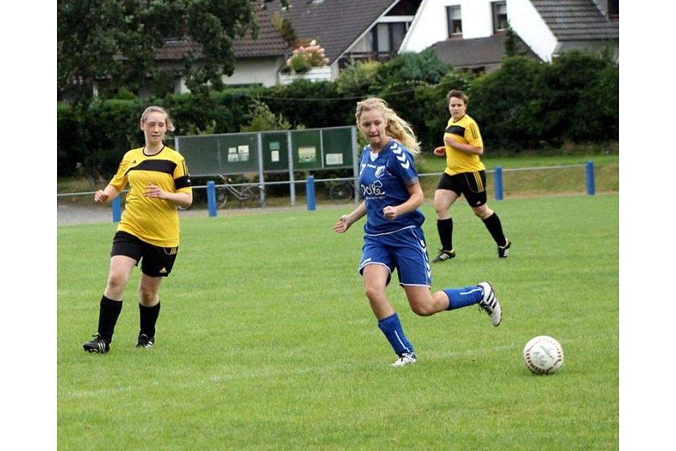 Top-Torjägerin Lea Rottwinkel (blau) vom BW Schwege Foto: Andrea Krüßel