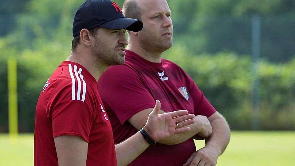 Lange Jahre war Andrea Crosariol (links; daneben Abteilungsleiter Martin Stolletz) Spielertrainer beim SV Gottsdorf. In Folge einer schwerwiegenden Verletzung musste er jedoch seine Karriere beenden.