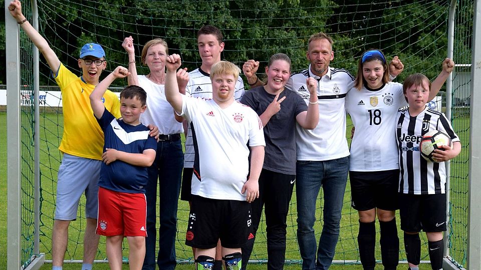 Ein Volltreffer: Die Fußball-Inklusionsgruppe des SC Freising beim „Mannschaftsfoto“ nach dem Training. Ursula Elsinger (3. v. l.) und Michael Reimann (3. v. r.) betreuen die Kinder.