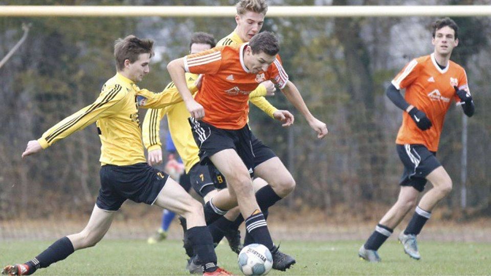 Voran Brögbern (in orange) kämpft auch gegen den SV Dalum um den Klassenerhalt. F: Werner Scholz