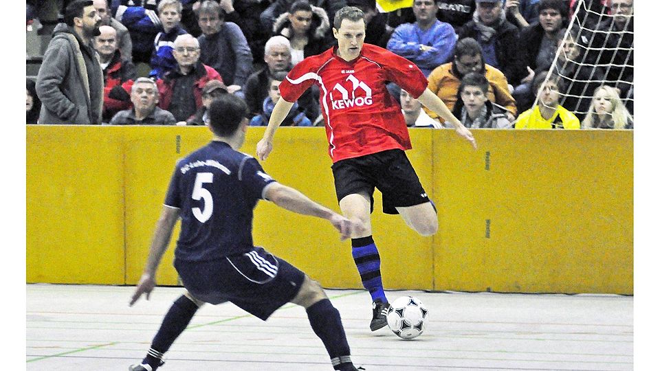 Titelverteidiger SpVgg SV Weiden (am Ball Andreas Wendl) bestreitet das vierte Spiel. Foto: Dagmar Nachtigall