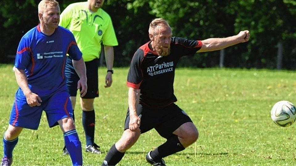 Nachdem der SV Fortuna Bernitt um Routinier Jens Niederstraßer  (r.) in der Rückrunde der vergangenen Kreisliga-Saison nur einen Punkt holte, stand der sportliche Abstieg fest. Doch das Team profitiert von Rückzügen anderer Mannschaften und bleibt in der Kreisliga.Robert Grabowski