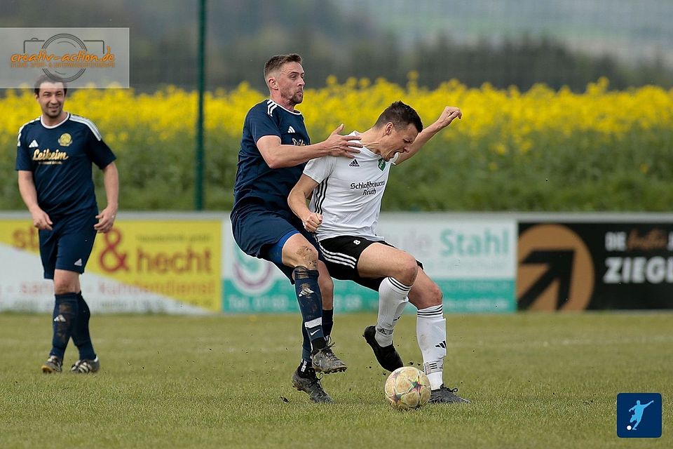 Das Spitzenspiel zwischen dem FC Tremmersdorf (in Blau) und dem TSV Reuth (in Weiß-Schwarz) wird wohl eine Reihe packender Zweikämpfe bieten.