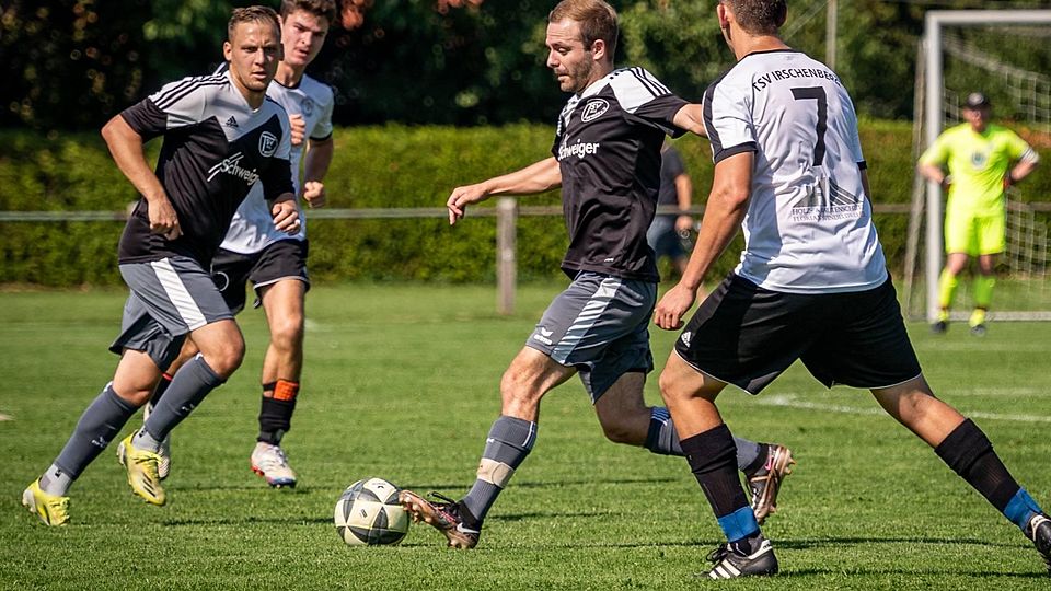Viel vorgenommen hatte sich der TSV Weyarn mit Sinan Celik (l.) und Christian Wacker (am Ball), der von Florian Spindeldreher attackiert wird.
