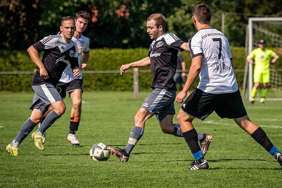 Viel vorgenommen hatte sich der TSV Weyarn mit Sinan Celik (l.) und Christian Wacker (am Ball), der von Florian Spindeldreher attackiert wird.