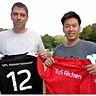 Heiko Röcher (links) vom TuS Alchen und Trung Vu vom VfL Klafeld-Geisweid bezeugen die neue Jugendspielgemeinschaft mit einem Trikot des jeweiligen JSG-Partners. 