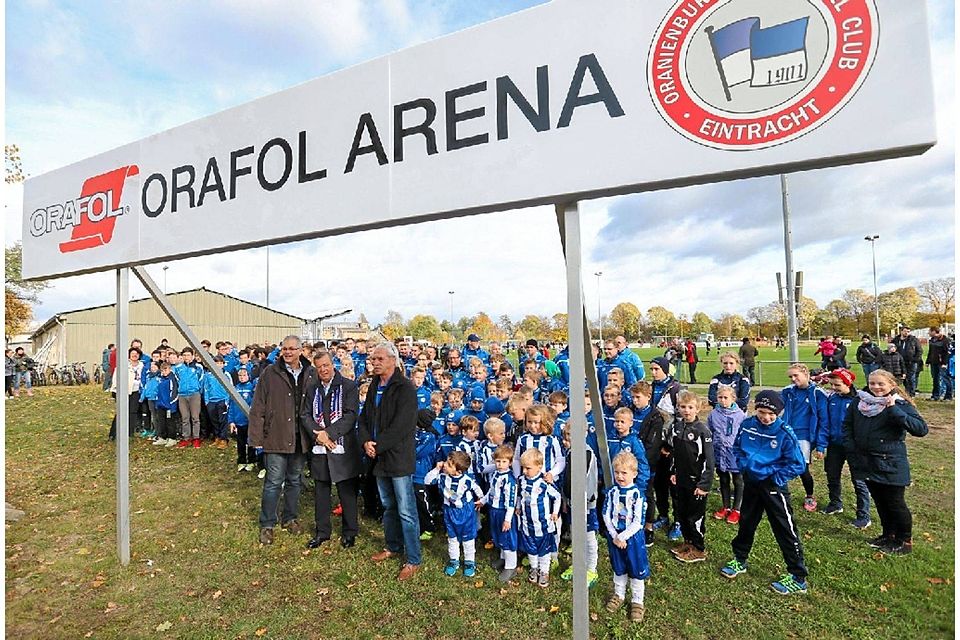 Es ist vollbracht: Die Tafel mit dem neuen Namen "Orafol Arena" ist enthüllt. Viele junge und alte Vereinsmitglieder des Oranienburger FC Eintracht haben sich am Sonnabend zu dem feierlichen Augenblick eingefunden.  ©MZV