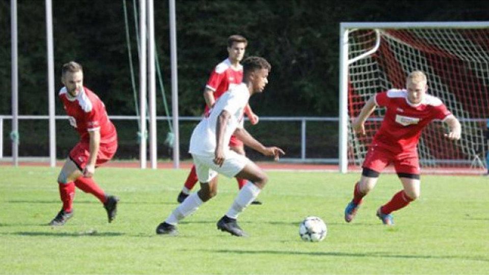 Ibrahim Njie erzielt einen Treffer beim 7:0-Kantersieg des SV Fellbach gegen den SV Unterweissach. Foto: Patricia Sigerist