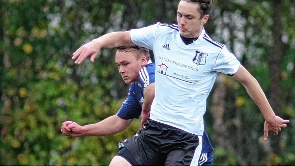 ESVIII-Angreifer Lukas Witte (vorne) setzt sich gegen Team Fördes Lucas Kiesel durch.