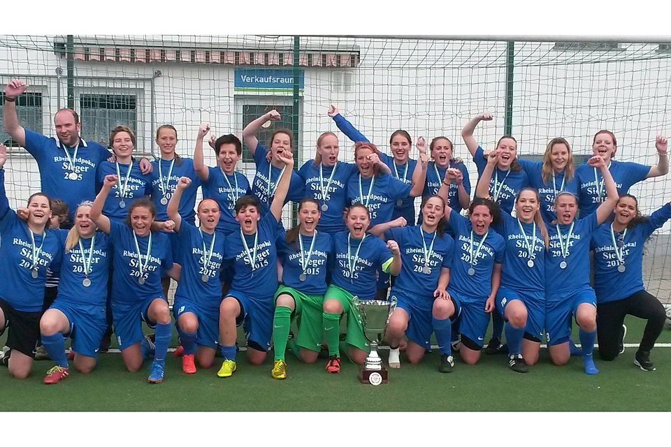 Die Frauen des TuS Issel feiern in Freiendiez den erstmaligen Gewinn des Fußball-Rheinlandpokals. Foto: privat