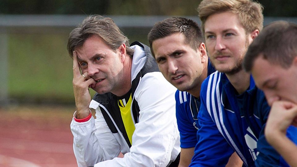 Im Wartestand: Trainer Alex Fischinger (von links) hofft, dass Benjamin Pfahler und Lukas Lindl bald wieder einsetzbar sind. | Foto: Daniel Fleig