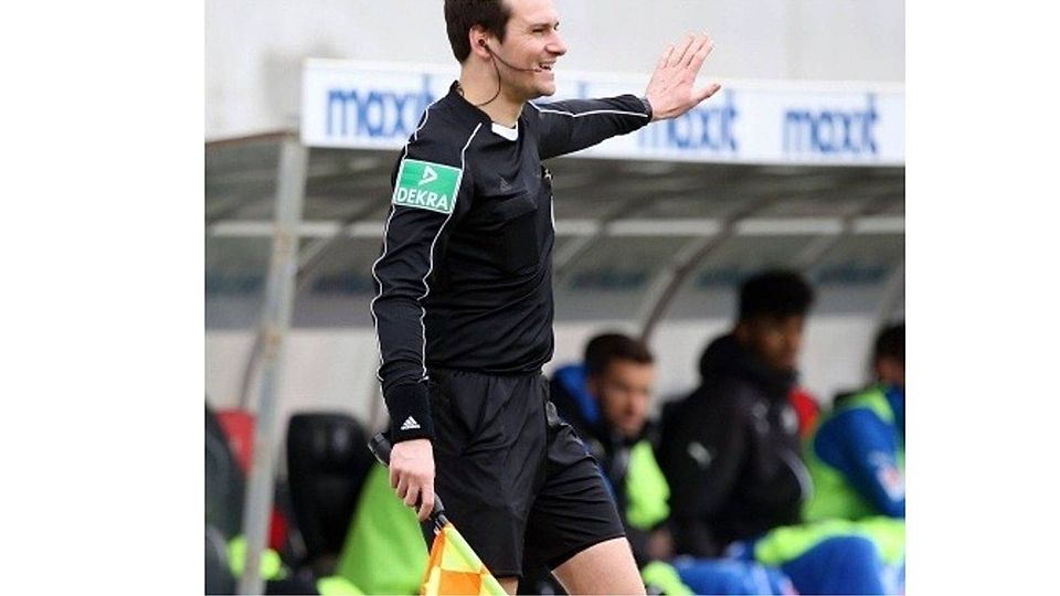 Dringend gesucht: Männer wie Drittliga-Schiedsrichter Marcel Schütz, die Fußballspiele leiten wollen. Frauen sind auch gern gesehen.	Foto:  imago
