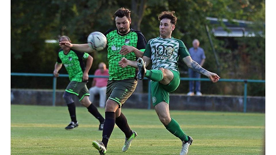 Wie lange nehmen die Nibelungen noch am Spielbetrieb teil? Tobias Kaldschmidt (links) vom ASV und Marlon Kemmer vom VfL Gundersheim kämpfen um den Ball.	Foto: Christine Dirigo/pakalski-press