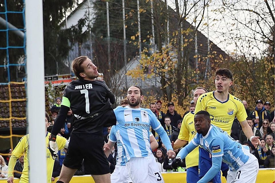 Früher Nackenschlag: Daniel Gerstmayer (r.) überwindet die 1860-Deckung bereits in der 5. Minute – das reichte zum Sieg, weil der Gast aus der 3. Liga nie ins Spiel fand.