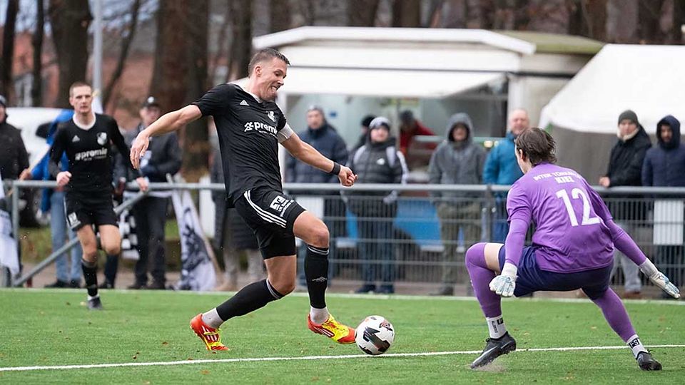 Lukas Hoop (Inter Türkspor Kiel) bleibt im direkten Duell mit Jonah Gieseler (Heider SV) ruhig und verhindert das 0:3.