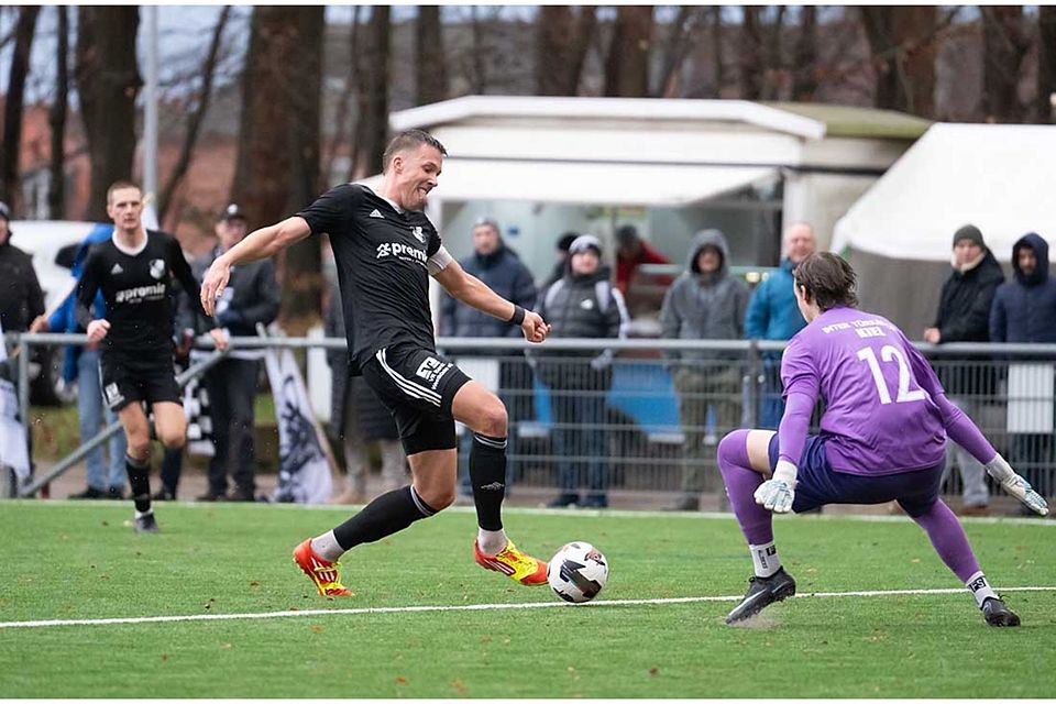 Lukas Hoop (Inter Türkspor Kiel) bleibt im direkten Duell mit Jonah Gieseler (Heider SV) ruhig und verhindert das 0:3. Lukas Hoop (Inter Türkspor Kiel) bleibt im direkten Duell mit Jonah Gieseler (Heider SV) ruhig und verhindert das 0:3.