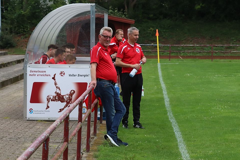 Vor dem Anpfiff noch guter Dinge: Teammanager Horst Lehmann und Trainer Ralf Böhling.
