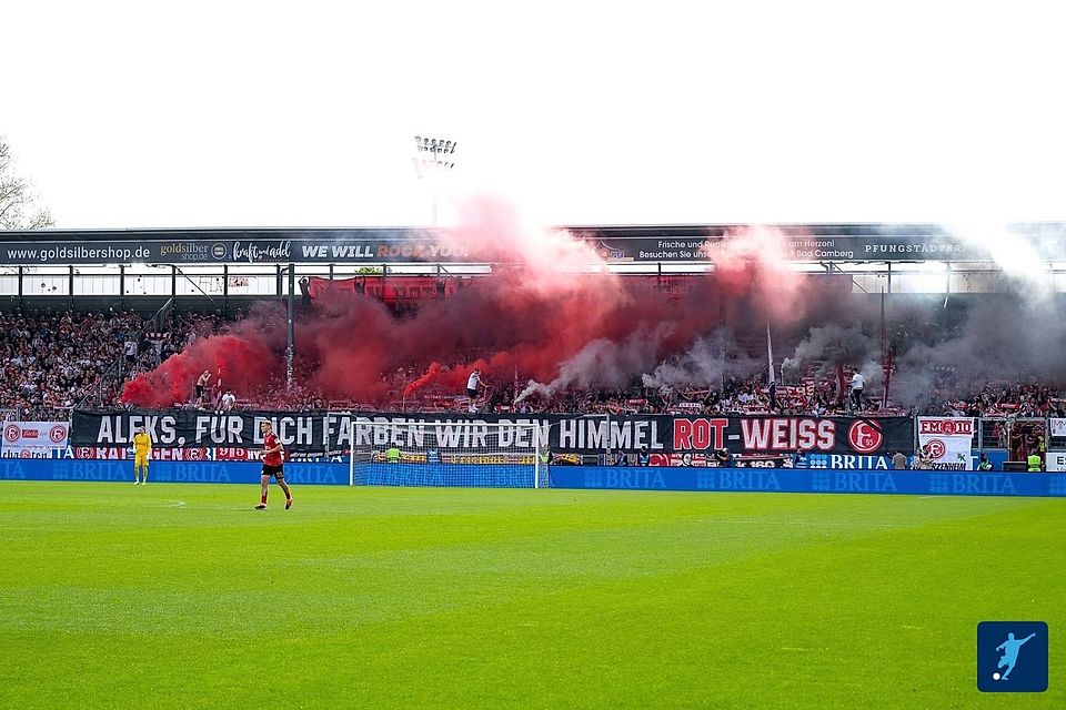 Schon beim Auswärtsspiel in Wiesbaden haben die Fortuna-Fans dem verstorbenen Betreuer gedacht.