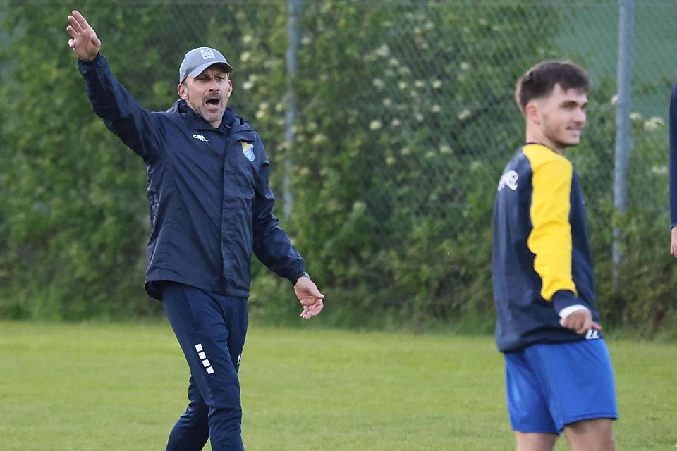 Alles hört auf sein Kommando: Josef Steinberger (links) bei seiner ersten Trainingseinheit in Pipinsried. Rechts FCP-Spieler Simon Kampmann. Alles hört auf sein Kommando: Josef Steinberger (links) bei seiner ersten Trainingseinheit in Pipinsried. Rechts FCP-Spieler Simon Kampmann.