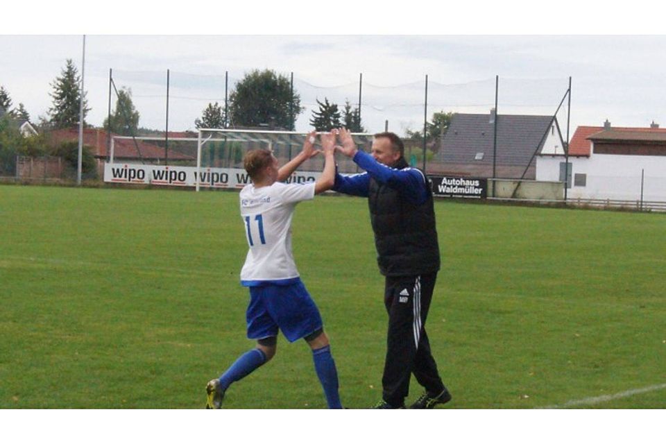 Mathias Berner (rechts) wird noch länger für den 1. FC Schwand jubeln. F: Leykauf Mathias Berner (rechts) wird noch länger für den 1. FC Schwand jubeln. F: Leykauf