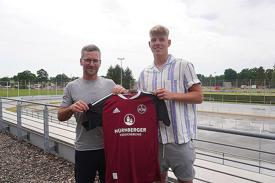 Nürnbergs NLZ-Leiter Michael Wiesinger (li.) heißt Julian Kania willkommen – Foto: 1. FC Nürnberg