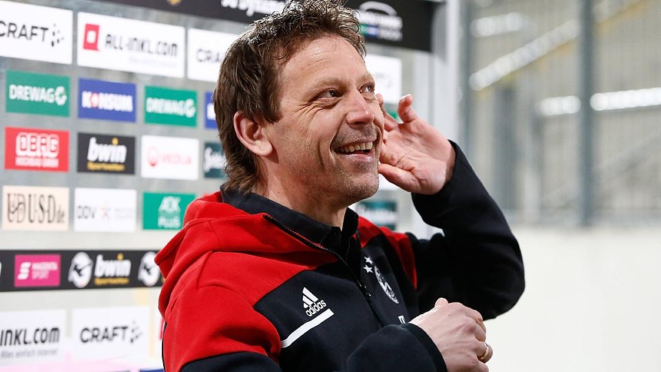 Holger Seitz, Cheftrainer des FC Bayern II verlor unbemerkt seinen Ausweis auf dem Weg zum Essen