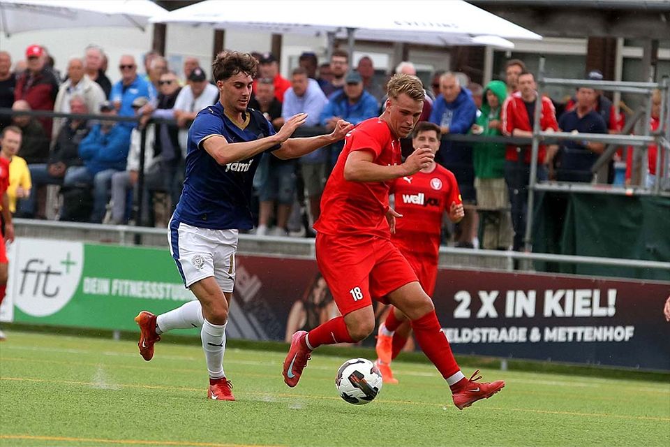 Paul Meseberg (Kilia Kiel) vor Jorden Winter (Holstein Kiel II). Paul Meseberg (Kilia Kiel) vor Jorden Winter (Holstein Kiel II).