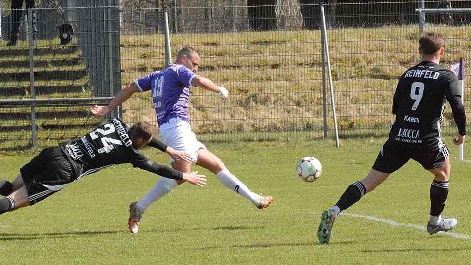 Kastriot Alija (VfR) trifft zum Führungstreffer - Schmalfeld versucht sich als Torhüter. 