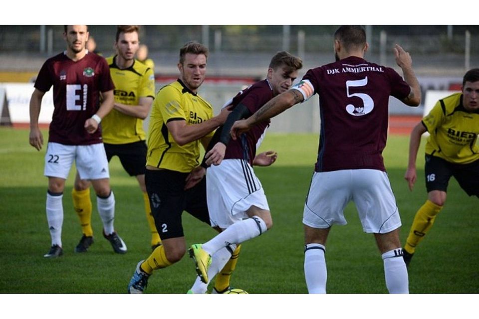 Keine Tore gab es im Derby zwischen dem FC Amberg (gelbe Trikots) und der DJK Ammerthal F: Brückmann