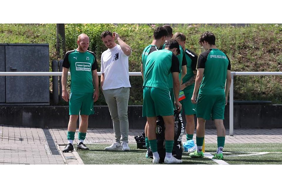 Wie geht es weiter in Ingelheim: Vorerst hatte der Co-Spielertrainer Jonathan Trost (li.) das Training übernommen.	Foto: Mario Luge